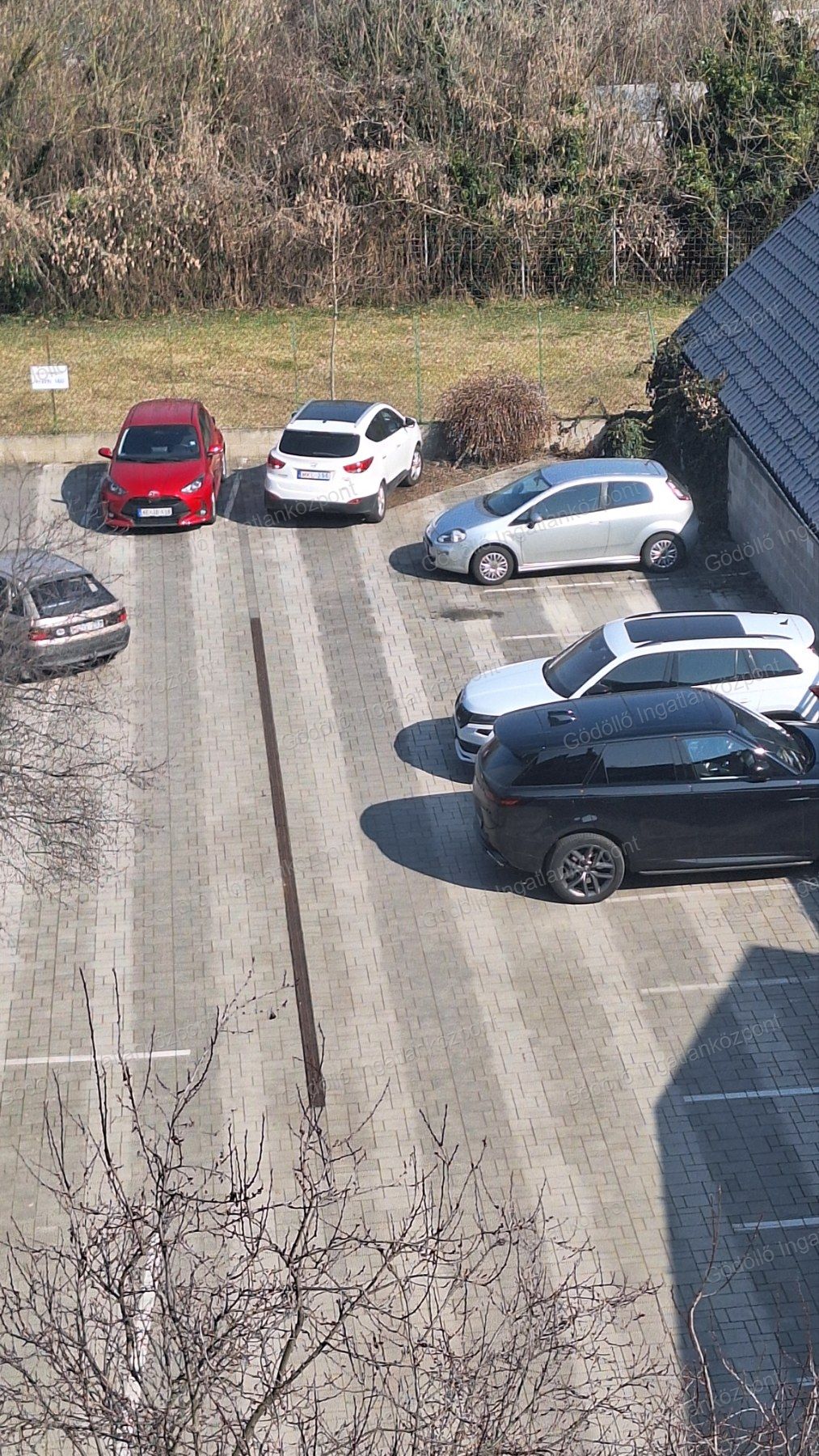 Saját parkolóhely – Zárt udvari parkoló a lakáshoz